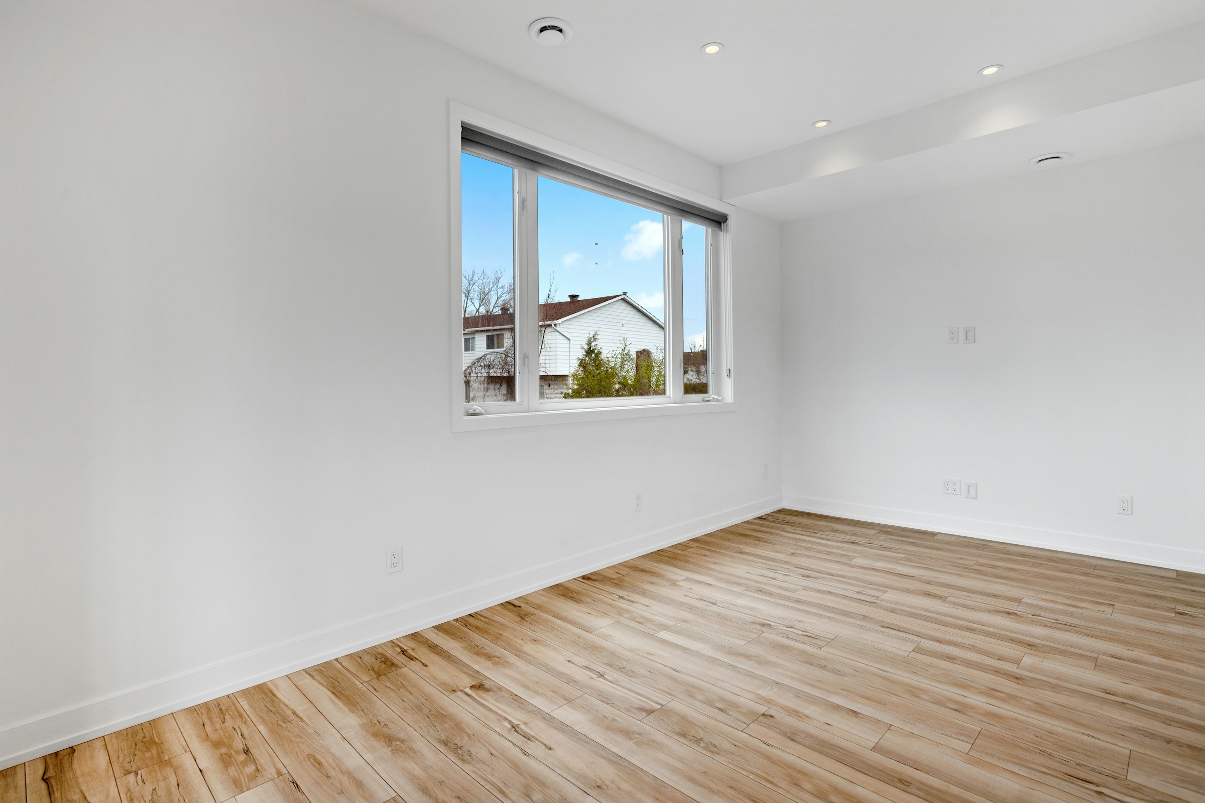 Empty bright room ready for new tenants